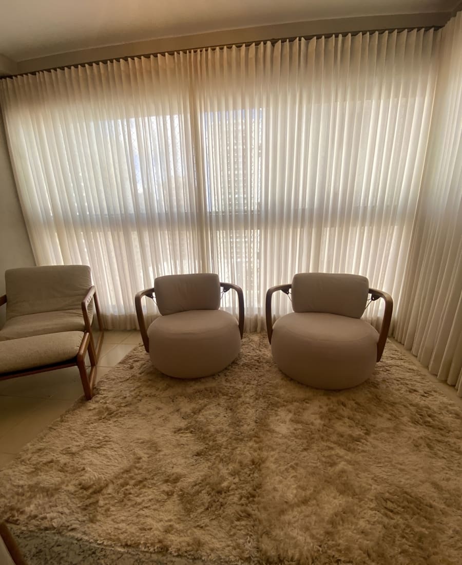 Cortina sob medida em voil instalada em sala de estar em Goiânia