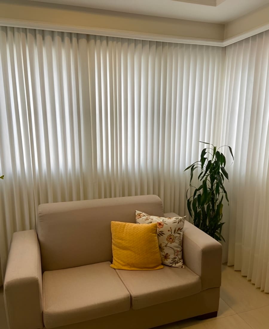 Cortina de voil branca em sala de estar com sofá, em residência de Goiânia