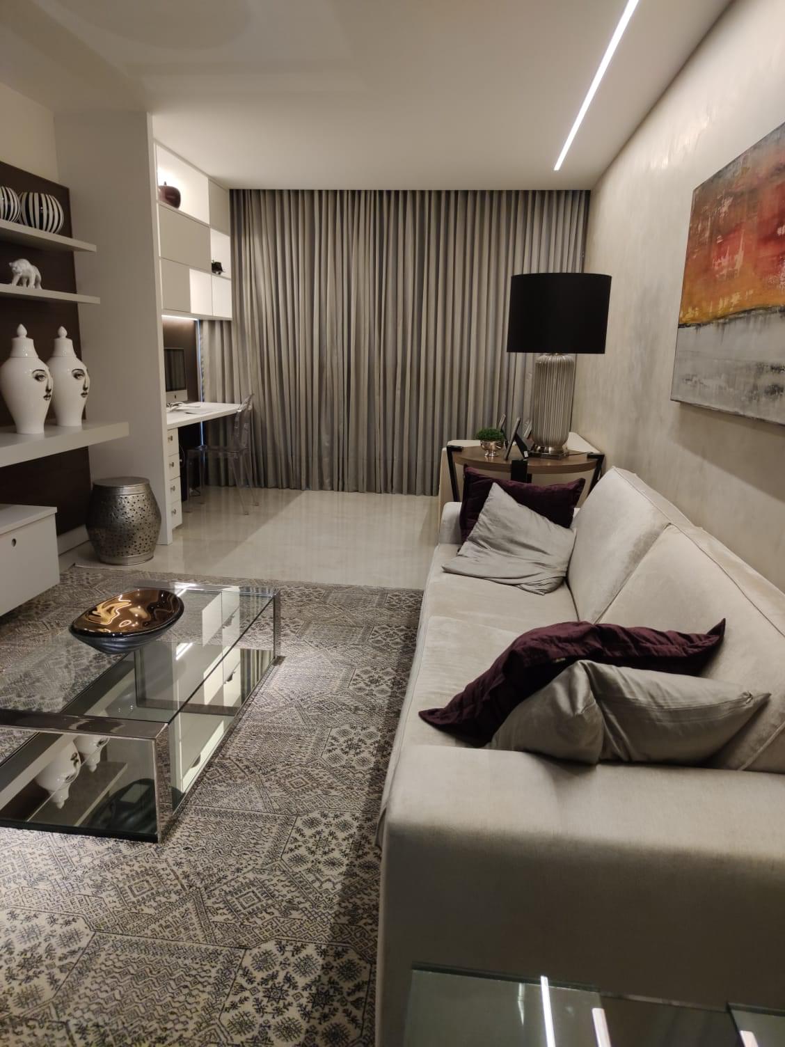 Cortina em tecido com forro e pregas tipo wave, trazendo sofisticação e conforto ao ambiente. Ideal para salas modernas, garante privacidade com um caimento elegante e uniforme.