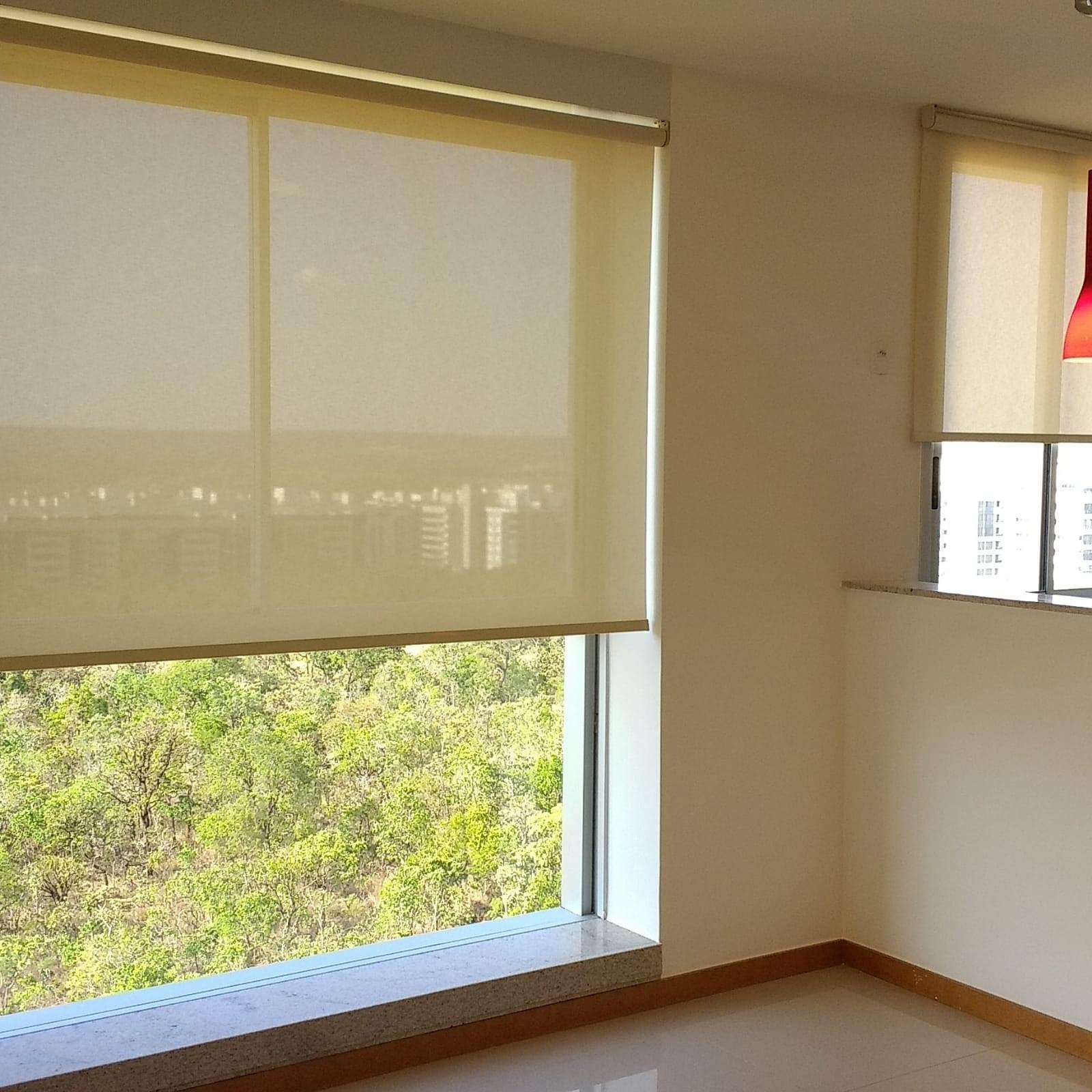Persiana rolo em tecido translúcido, perfeita para ambientes que precisam de luminosidade suave sem perder a privacidade. Ideal para apartamentos com vista, ela traz leveza, modernidade e praticidade ao espaço.