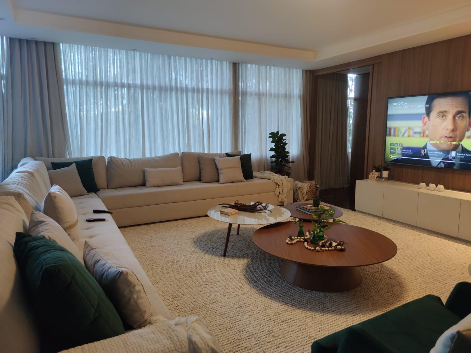 Cortina dupla com tecido leve e forro blackout embutido, ideal para salas amplas. Garante elegância, aconchego e controle de luz, compondo perfeitamente ambientes sofisticados e acolhedores.