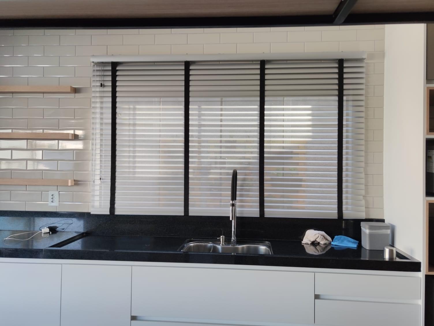 Persiana horizontal em alumínio com fitas decorativas, ideal para cozinhas modernas. Combina praticidade, fácil manutenção e controle de luminosidade, sem abrir mão da estética contemporânea do ambiente.