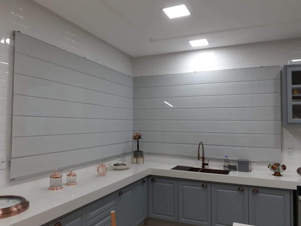 Persiana Romana em tecido liso, com acabamento sofisticado e linhas horizontais marcantes. Ideal para cozinhas modernas, proporciona charme, praticidade e excelente controle de luminosidade.