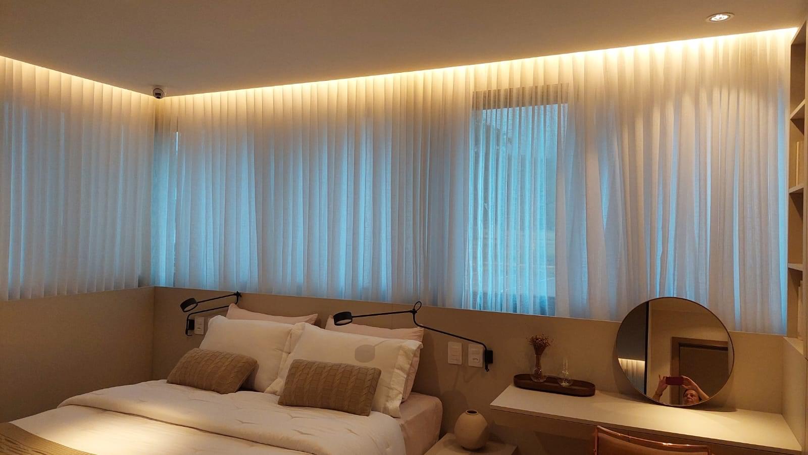 Cortina wave em tecido leve e translúcido, perfeita para criar um ambiente acolhedor e sofisticado. Seu caimento suave e iluminação indireta valorizam ainda mais o conforto e a elegância do quarto.