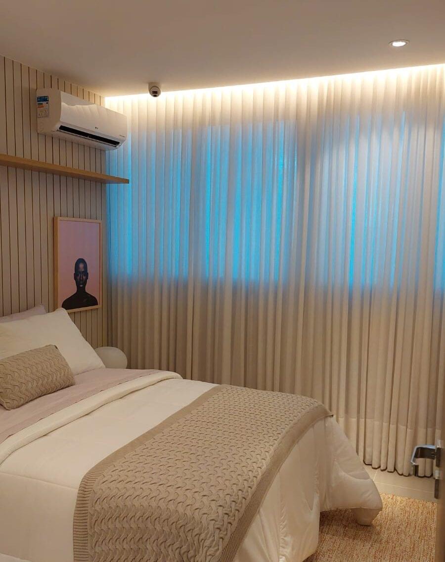 Cortina wave em linho off-white com blackout embutido, ideal para quartos. Proporciona conforto visual, controle de luminosidade e um acabamento sofisticado que valoriza o ambiente.