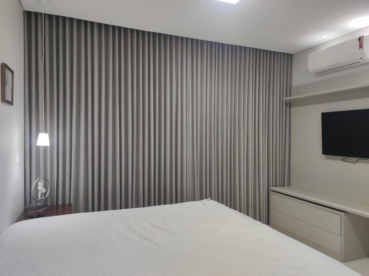 Cortina de tecido com pregas tipo wave, em tom neutro e sofisticado. Ideal para dormitórios, proporciona conforto térmico, controle da luminosidade e um toque elegante ao ambiente.
