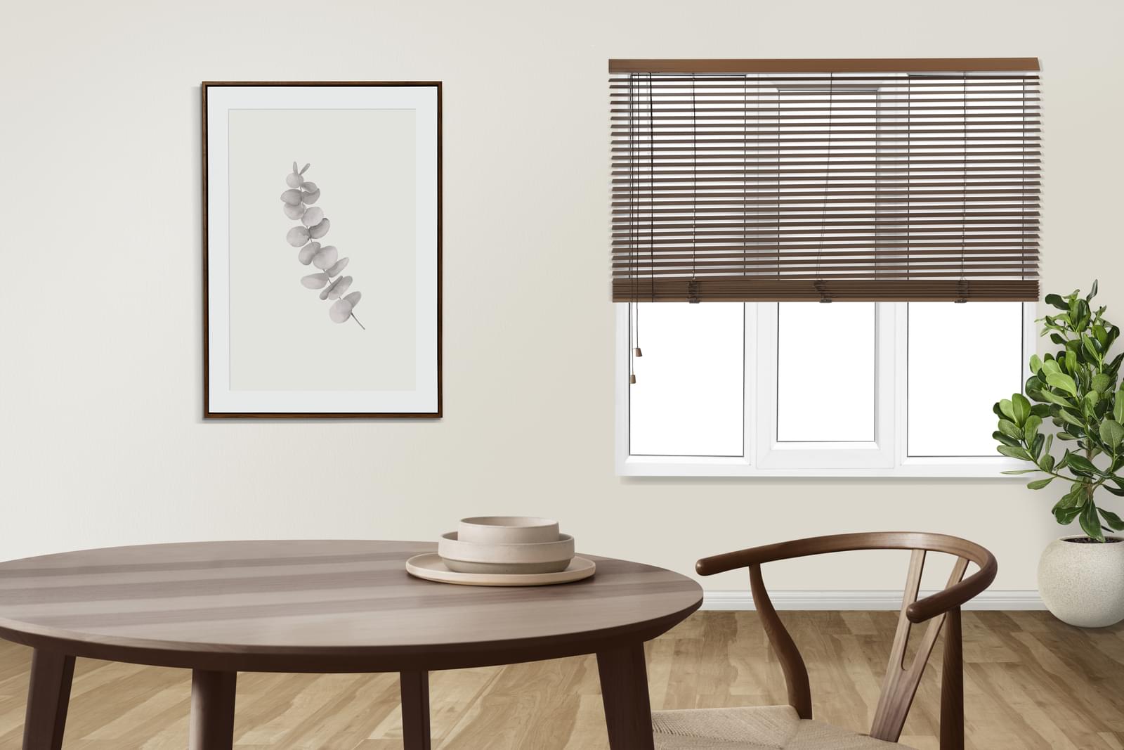 Persiana horizontal em madeira, ideal para ambientes modernos e minimalistas. Proporciona controle de luz com elegância, agregando aconchego e sofisticação ao espaço.