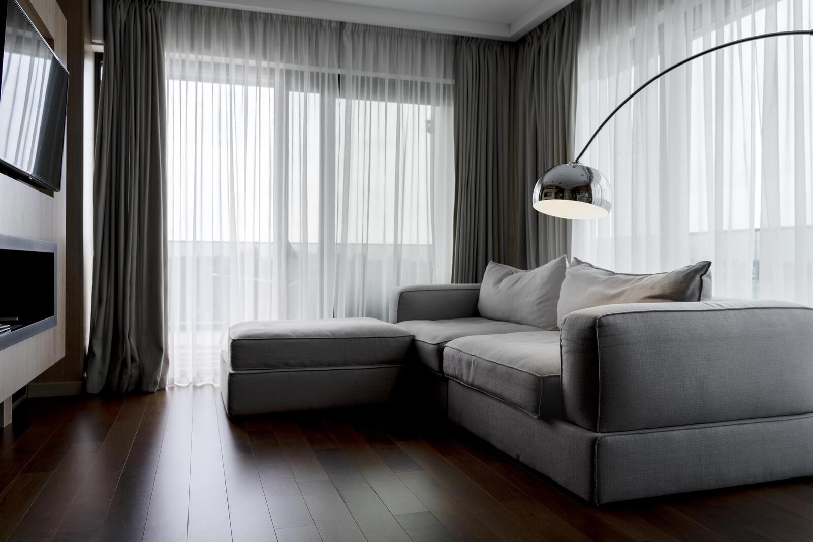 Cortina dupla com tecido blackout e voil, ideal para controlar a luminosidade com elegância. Proporciona conforto, privacidade e um toque sofisticado ao ambiente. Perfeita para salas com decoração moderna.